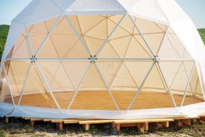 geodesic-glamping-white-house-with-panoramic-windows-min